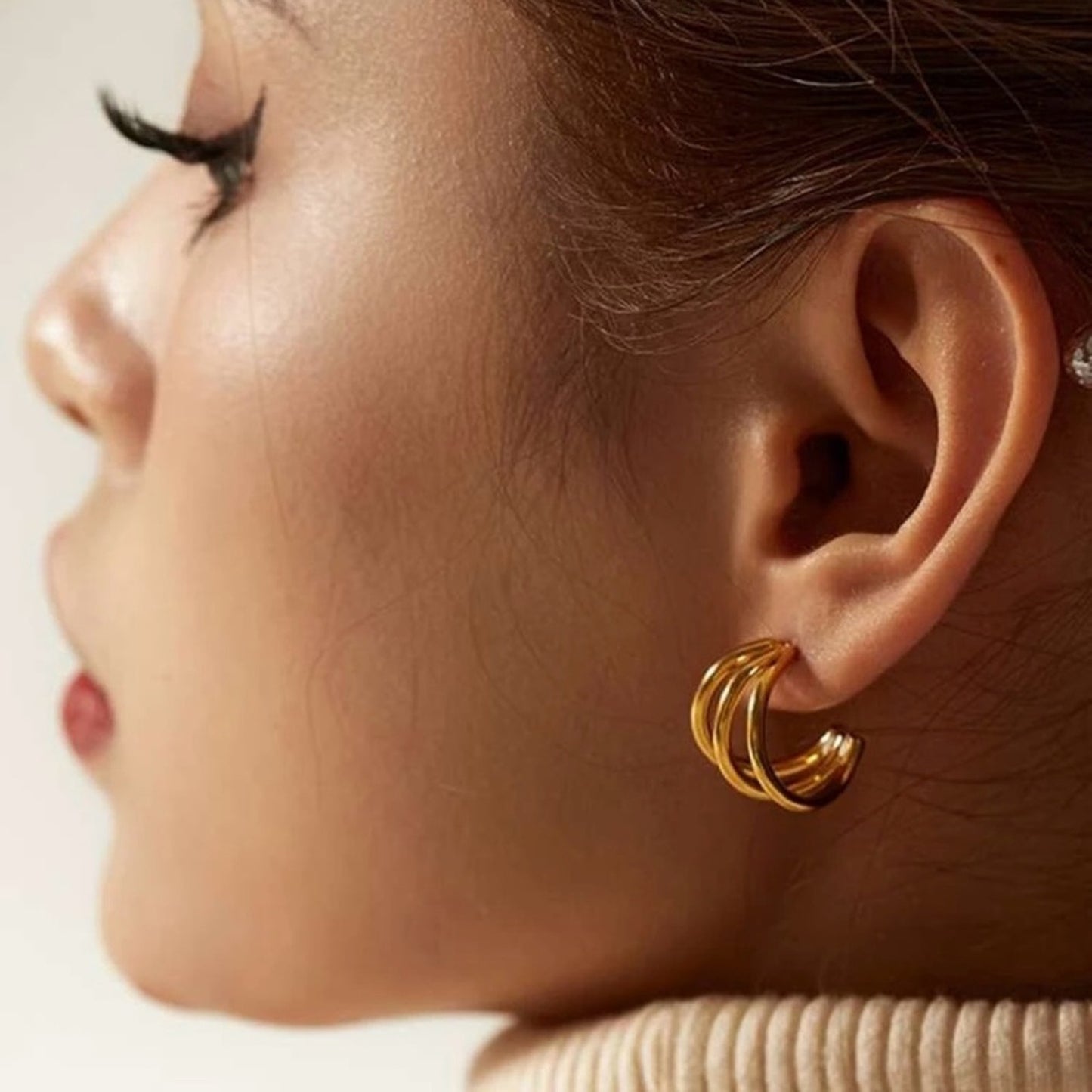 “Hazel” 3-Prong illusion hoop earrings 18k