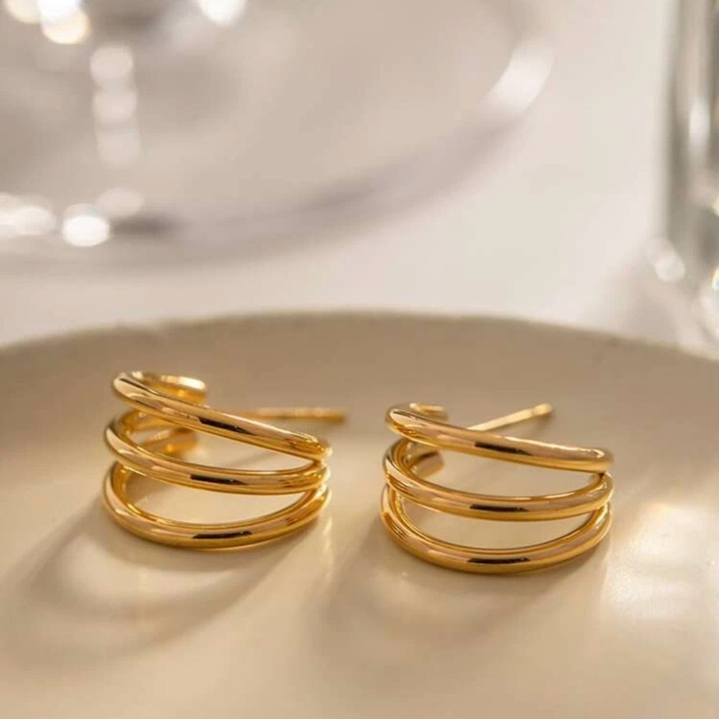 “Hazel” 3-Prong illusion hoop earrings 18k