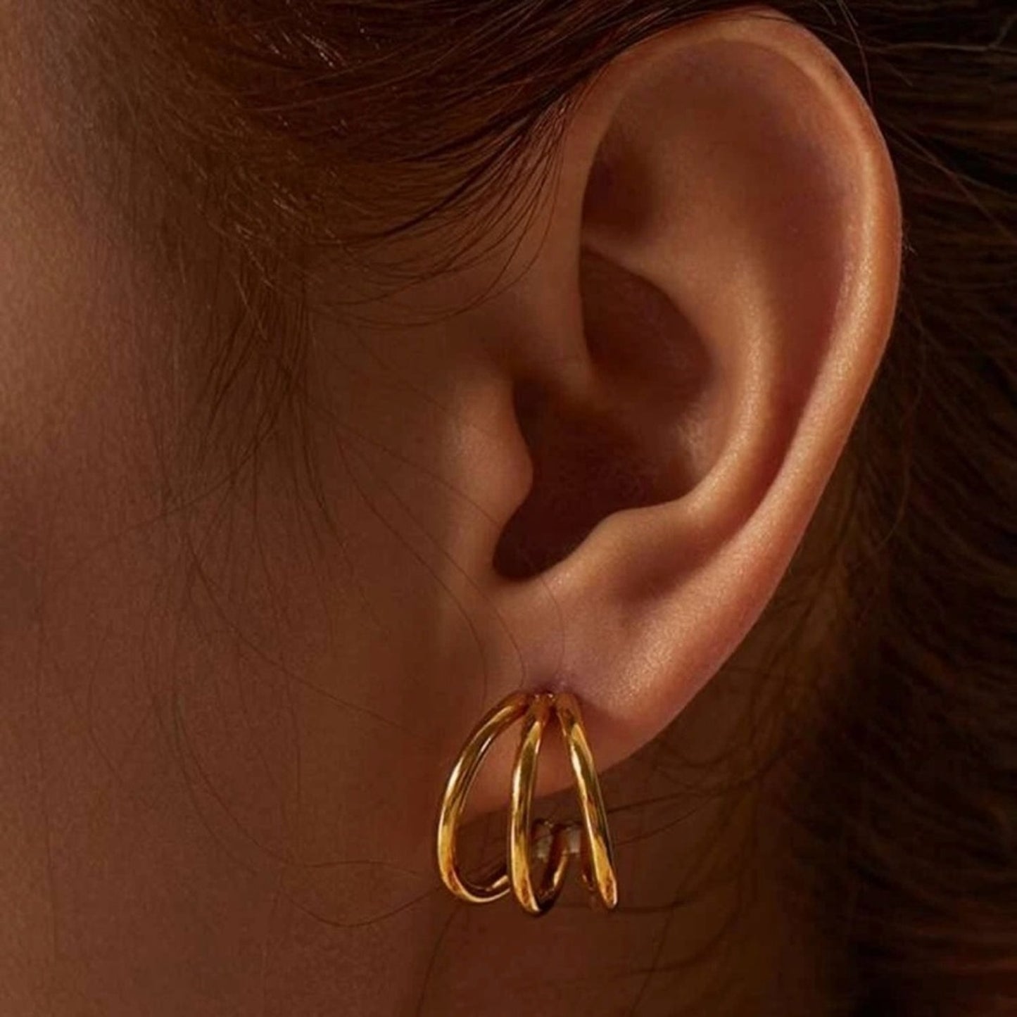 “Hazel” 3-Prong illusion hoop earrings 18k