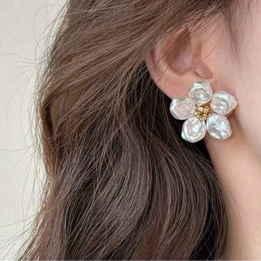 “Winona” Floral pearl earrings