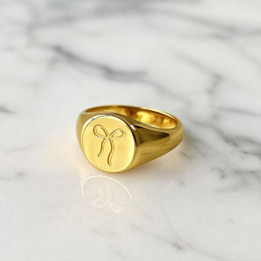 "LoveShack" Ribbon Signet 18K Ring