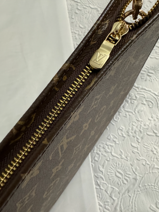 *RE-SALE ITEM* Essentials Zippered Pouch PURSE