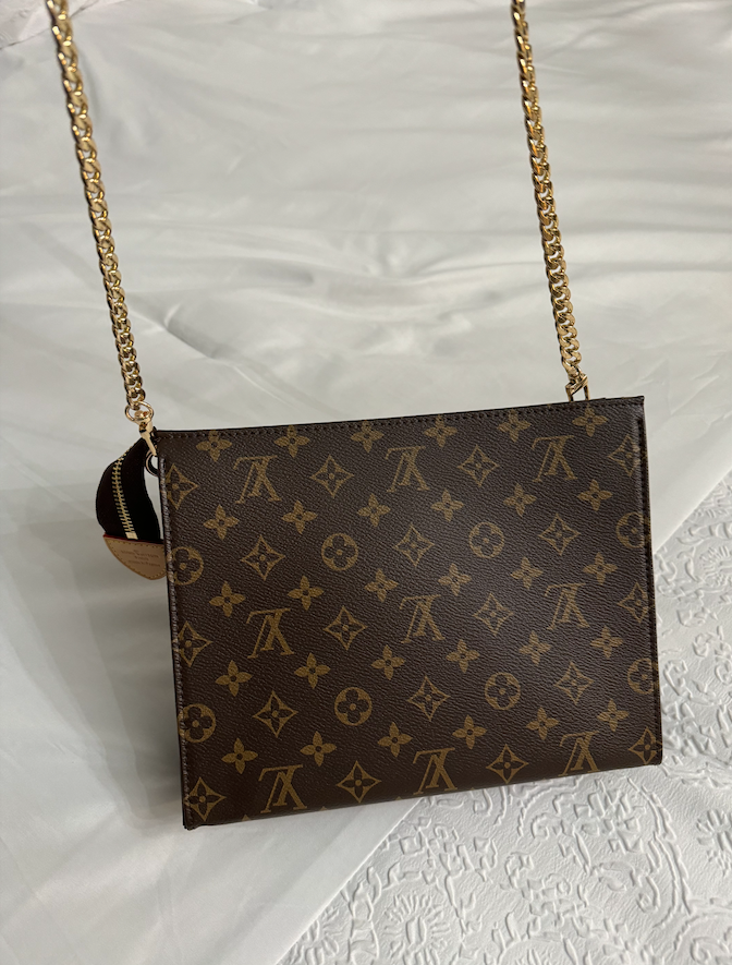 *RE-SALE ITEM* Essentials Zippered Pouch PURSE